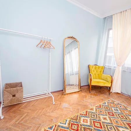 A Cozy, Quiet With Great View In Center İstanbul