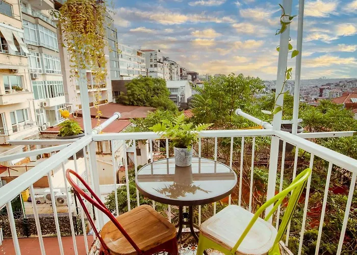 A Cozy, Quiet With Great View In Center